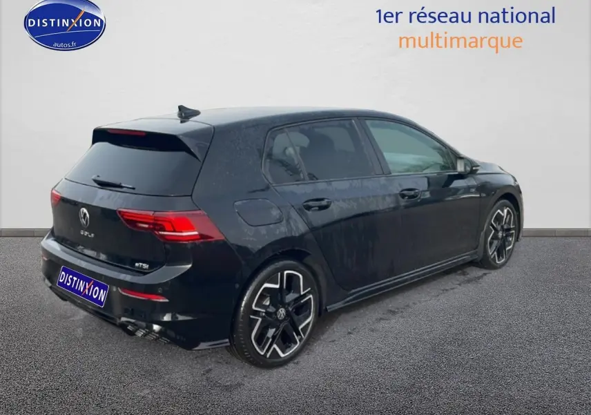 Volkswagen Golf 1.5 eTSI R-Line noire vue 3/4 arrière droit avec jantes alu et vitres surteintées.