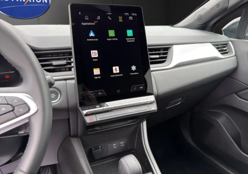 Intérieur Renault Symbioz 2025, vue centrale du tableau de bord avec grand écran tactile vertical et commandes climatisation.
