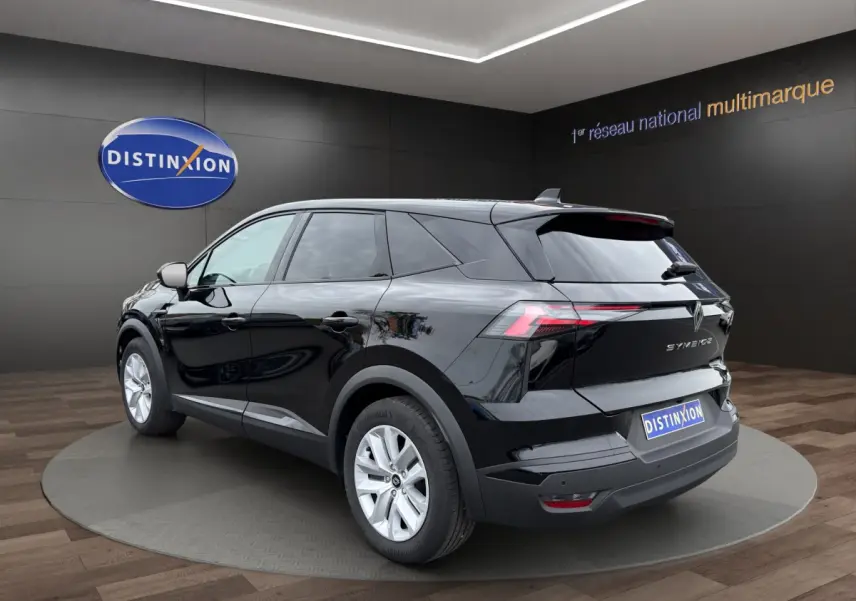 Vue 3/4 arrière droite du Renault SYMBIOZ noir 2025, avec feux LED et jantes argentées visibles en showroom.