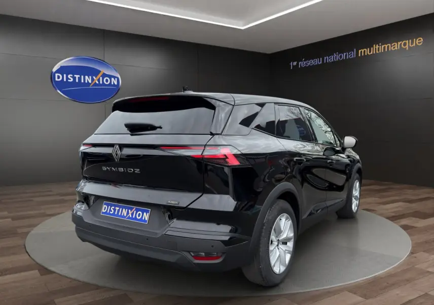 Vue 3/4 arrière droite du Renault SYMBIOZ noir, mettant en valeur ses feux LED fins et son design moderne.