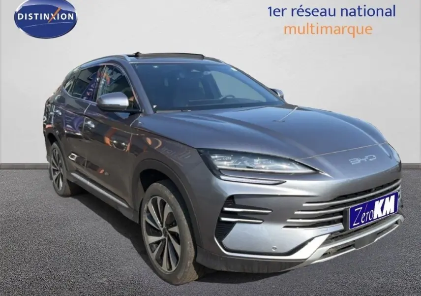 Vue 3/4 avant gauche du BYD SEAL U hybride rechargeable en gris métallisé avec détails modernes et jantes alliage.