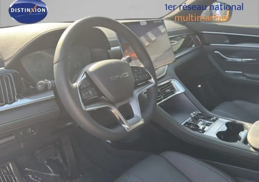 Vue intérieure côté conducteur du BYD SEAL U DM-i BOOST 2026 avec volant cuir noir et écran tactile central.