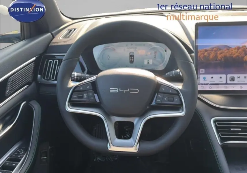 Vue intérieure centrée sur le volant BYD du Seal U 2026, avec tableau de bord numérique et écran tactile à droite.