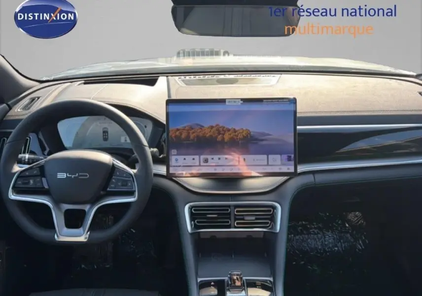 Vue intérieure frontale du tableau de bord noir du BYD SEAL U DM-i BOOST 2026 avec grand écran tactile central.