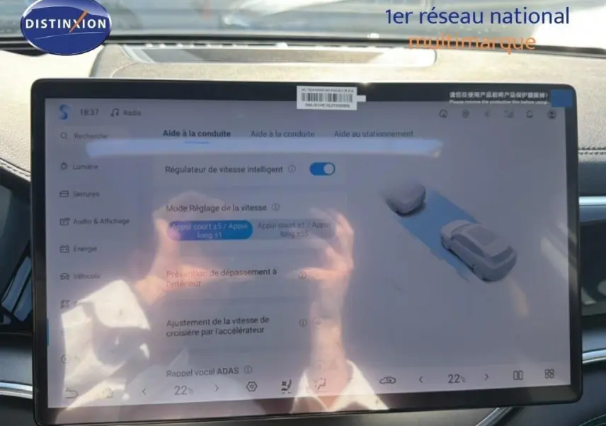 Écran tactile central affichant les aides à la conduite du BYD SEAL U DM-i BOOST gris, vue intérieure frontale.