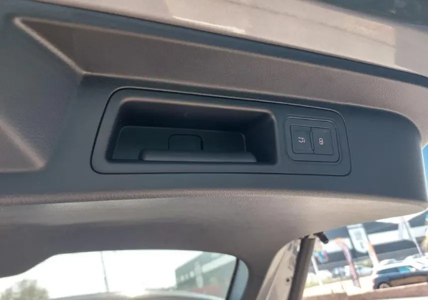 Poignée intérieure et boutons de fermeture électrique du hayon du BYD SEAL U DM-i BOOST en gris métallisé.