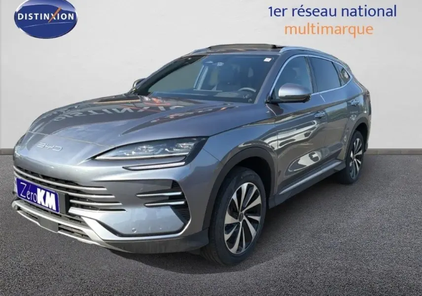 Vue 3/4 avant d'un BYD SEAL U DM-i BOOST gris métallisé avec jantes bi-ton et calandre épurée.