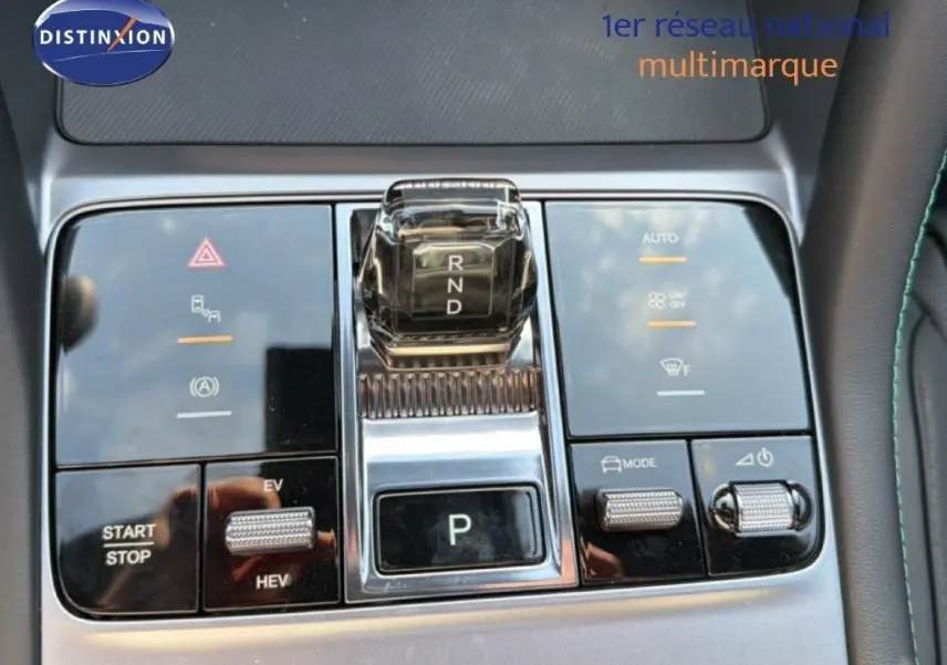 Gros plan sur la console centrale du BYD SEAL U 2026, avec levier de vitesses transparent et boutons tactiles noirs.