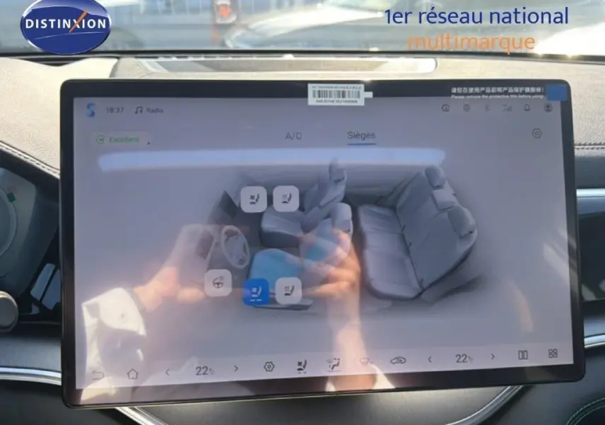 Écran tactile intérieur du BYD SEAL U 2026 affichant la gestion des sièges en vue schématique, reflet visible sur l'écran.