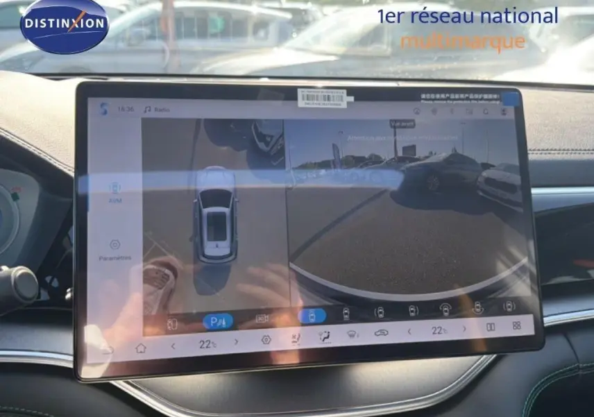 Écran tactile intérieur du BYD SEAL U DM-i BOOST 2026 affichant la vue caméra 360° et la température à 22°C.
