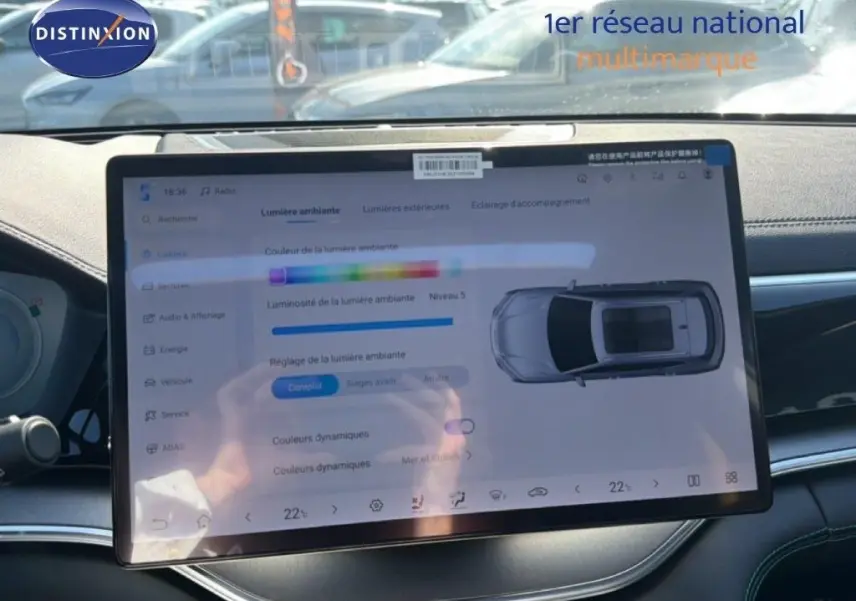 Vue intérieure centrée sur l'écran tactile du tableau de bord du BYD SEAL U gris, affichant les réglages de lumière ambiante.