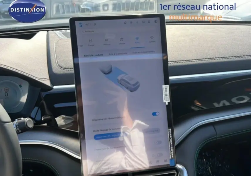 Vue intérieure du tableau de bord du BYD SEAL U DM-i BOOST 2026 avec écran tactile vertical et finition gris noir.