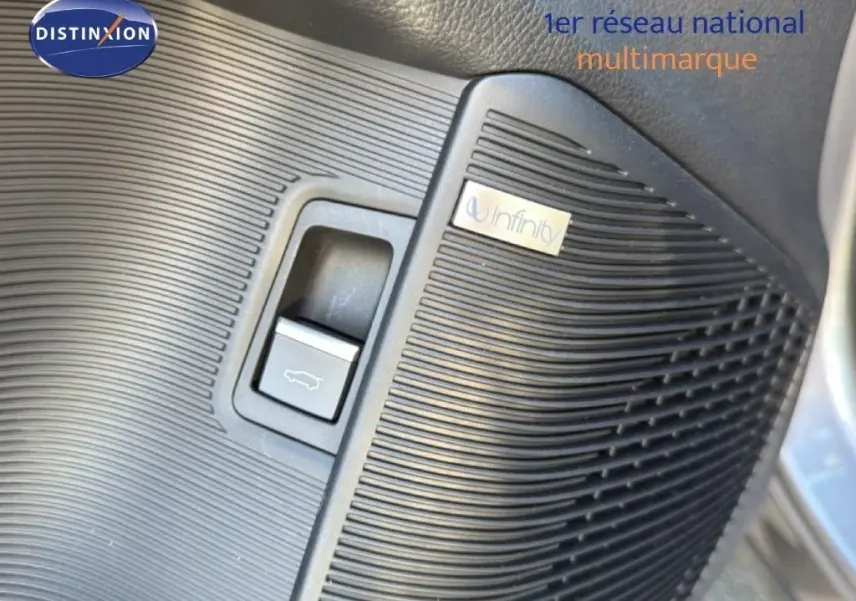 Gros plan sur le bouton d'ouverture du coffre et haut-parleur Infinity intégré dans le panneau intérieur côté conducteur du BYD SEAL U.
