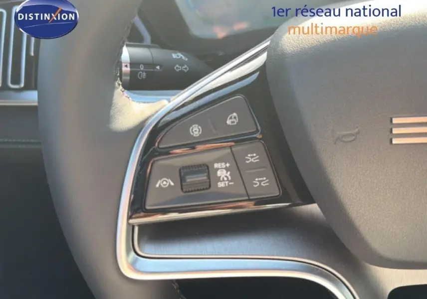 Gros plan sur les commandes au volant côté gauche du BYD SEAL U DM-i BOOST 2026 en gris, avec boutons de régulateur et assistances.