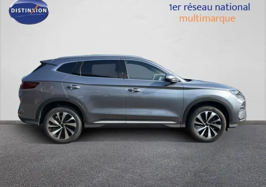 Vue de profil droit du SUV BYD SEAL U DM-i BOOST 2026 en gris métallisé TIME GREY avec jantes bi-ton distinctives.