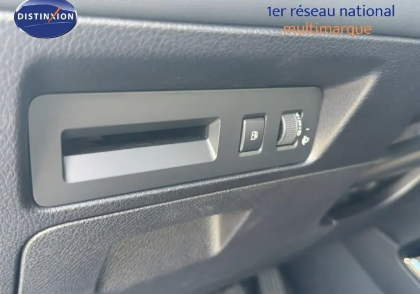 Détail intérieur montrant les commandes d'ouverture de trappe à carburant et réglage des phares sur un BYD SEAL U 2026 gris.