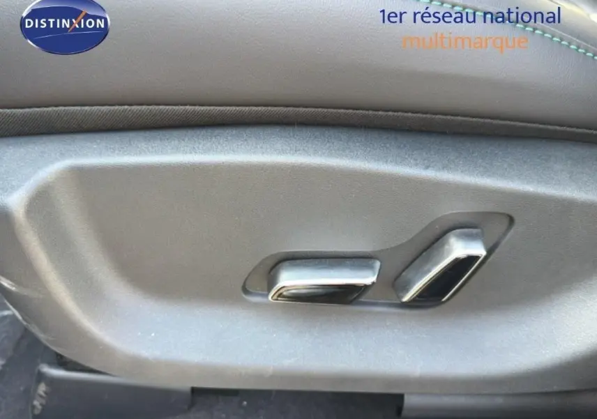 Détail des commandes de réglage électrique du siège en cuir gris foncé du BYD SEAL U DM-i BOOST 2026.