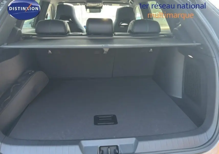 Vue arrière du coffre spacieux du BYD SEAL U DM-i BOOST 2026 en gris Time Grey Metal avec cache-bagages déployé.