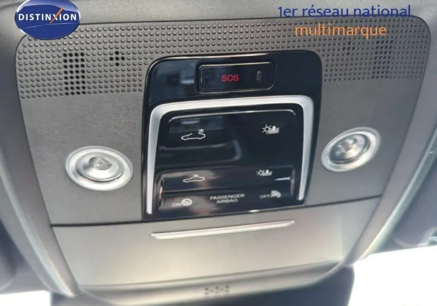 Vue en gros plan du panneau de commandes au plafond intérieur du BYD SEAL U 2026, avec bouton SOS rouge et éclairage intégré.
