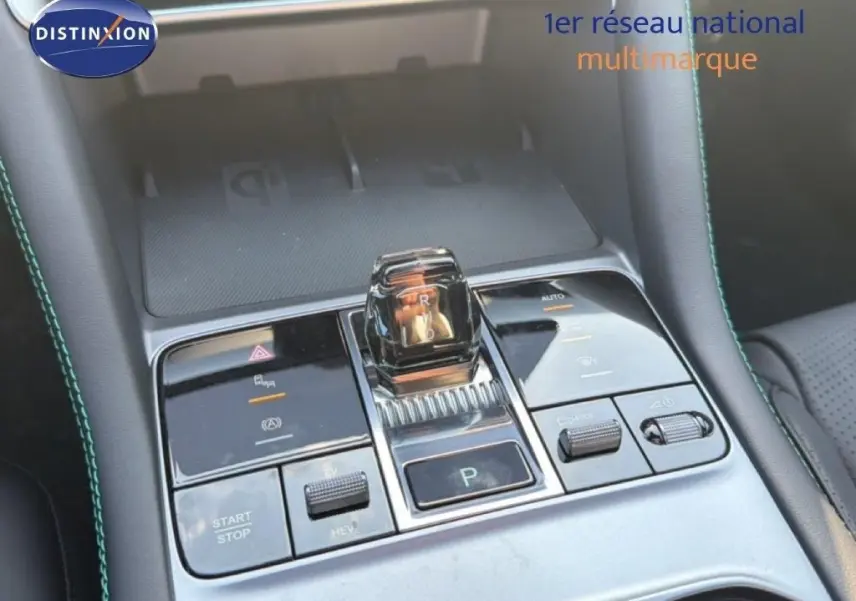 Gros plan sur la console centrale du BYD SEAL U 2026 hybride rechargeable, avec levier de vitesses cristal et boutons de contrôle.