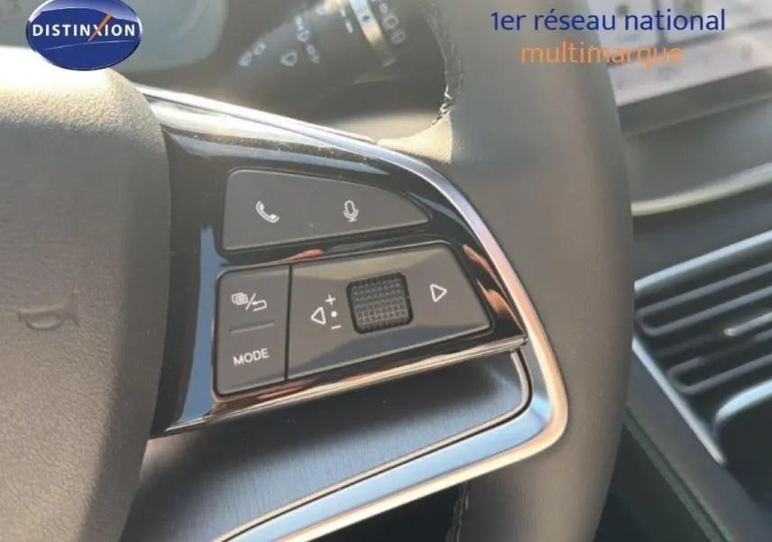 Gros plan sur les commandes au volant côté gauche du BYD SEAL U 2026 en cuir noir, avec finition brillante et chrome.