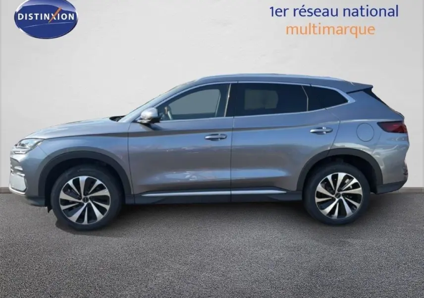 Vue de profil côté gauche du SUV BYD SEAL U hybride rechargeable en gris métallisé avec jantes bi-ton et rétroviseurs argentés.