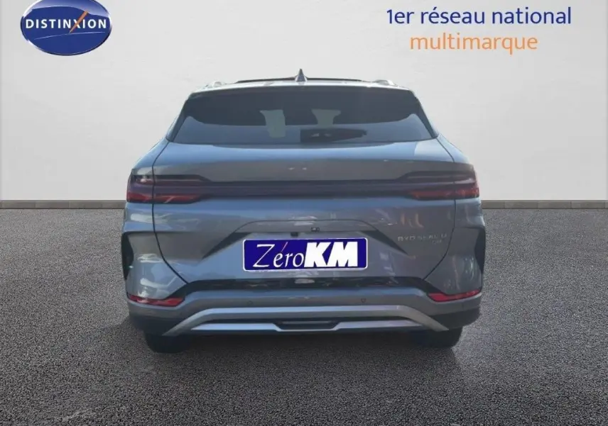Vue arrière du BYD SEAL U DM-i BOOST 2026 en gris métallisé, avec feux arrière étirés et plaque Zero KM visible.