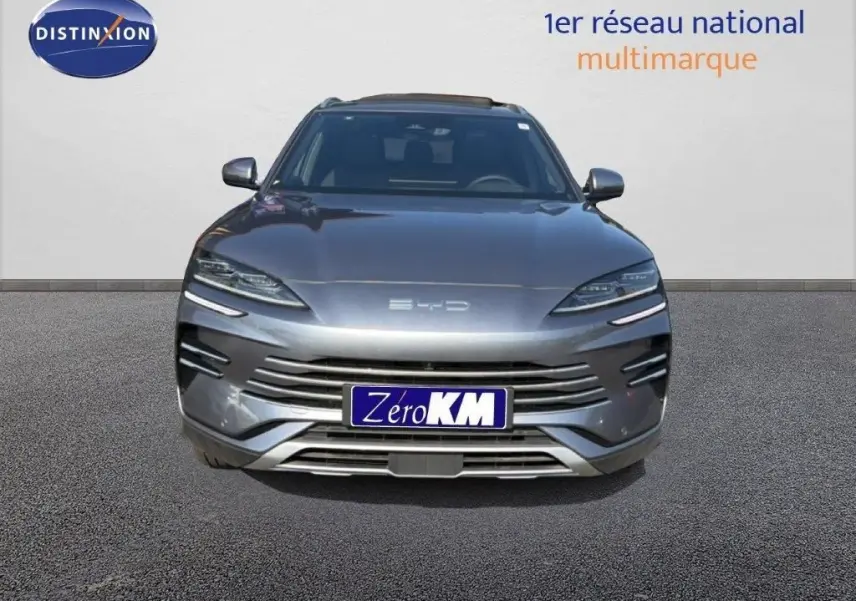 Vue de face du BYD SEAL U DM-i BOOST 2026 en gris métallisé avec calandre fine et phares LED étirés.