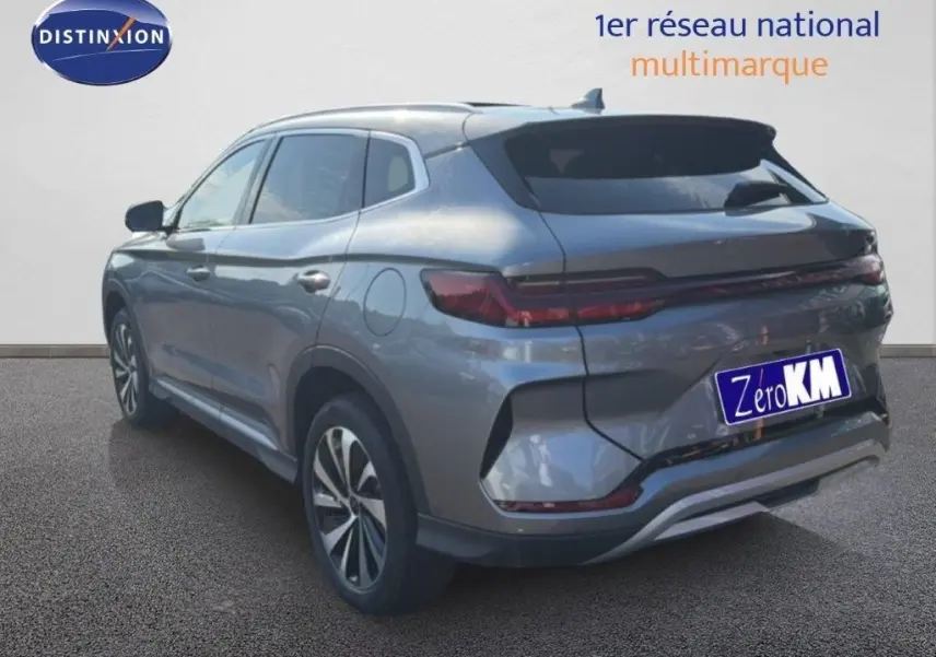 Vue 3/4 arrière droite du BYD SEAL U DM-i BOOST 2026 en gris métallisé avec feux arrière étirés et jantes bicolores.