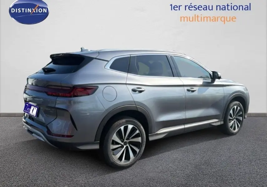 Vue 3/4 arrière droite du BYD SEAL U DM-i BOOST 2026 en gris métallisé avec jantes bi-ton et lignes fluides.