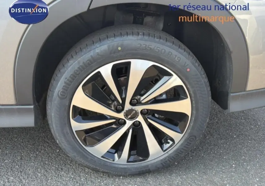 Gros plan sur la roue avant droite du BYD SEAL U 2026 en couleur Time Grey Metal avec jante alliage bicolore.