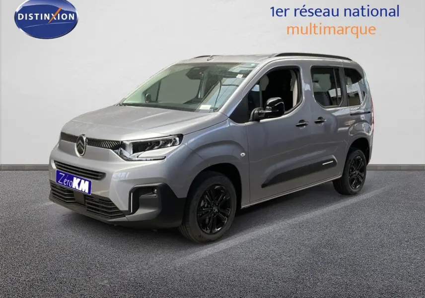 Vue 3/4 avant droite d'un Citroën Berlingo gris Artense métal avec jantes noires et calandre moderne.