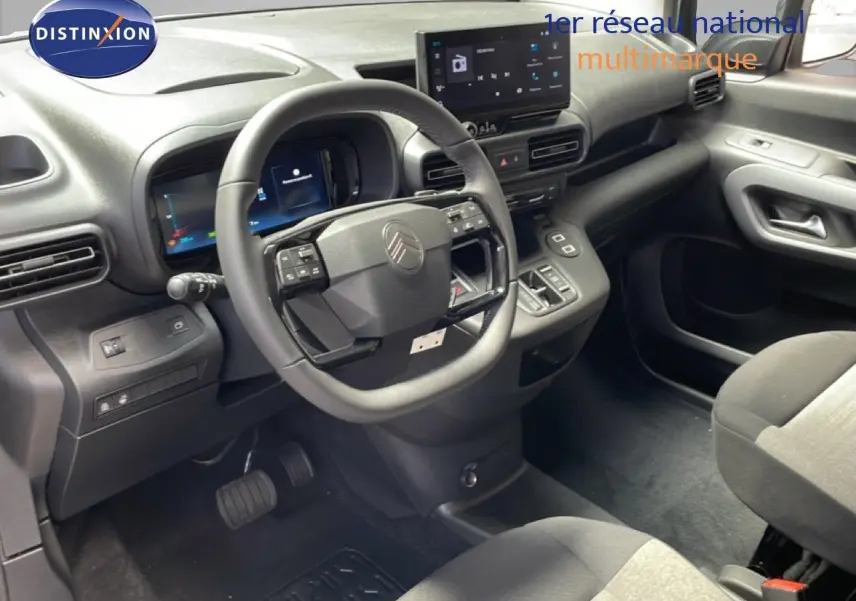Vue intérieure côté conducteur du Citroën Berlingo 2026, tableau de bord moderne avec écran tactile et volant multifonction.