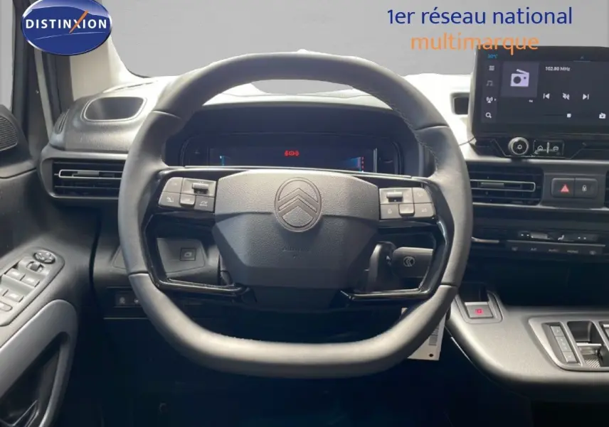 Vue intérieure centrée sur le volant noir du Citroën Berlingo 2026 avec tableau de bord et écran tactile.