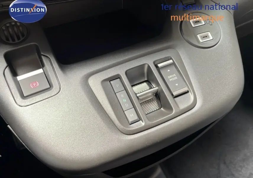 Gros plan sur la console centrale grise du Citroën Berlingo 2026 avec commandes de boîte auto et mode de conduite.