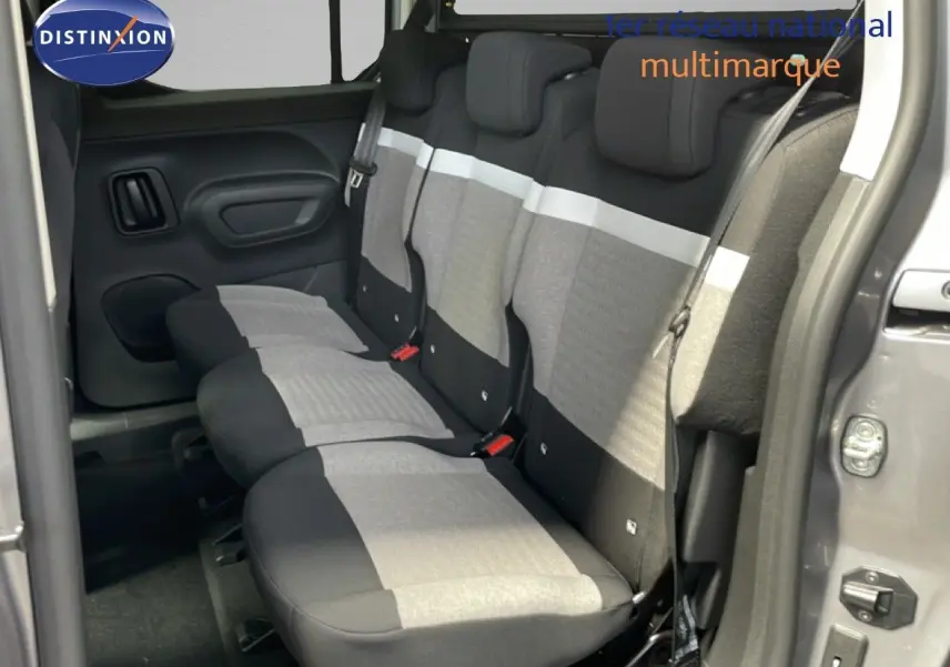 Vue intérieure côté droit sur la banquette arrière tissu gris clair et noir du Citroën Berlingo gris Artense 2026.