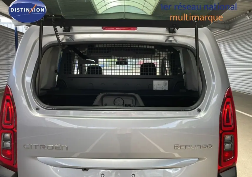 Vue arrière du Citroën Berlingo gris Artense métal 2026 avec hayon ouvert et séparation intérieure visible.