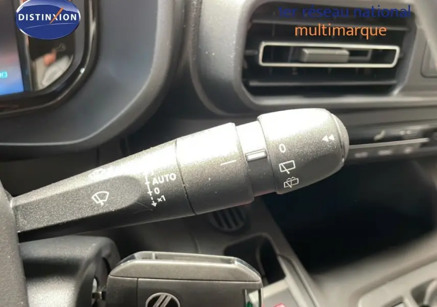 Gros plan sur la commande d’essuie-glace dans l’habitacle gris du Citroën Berlingo MPV M 2026.