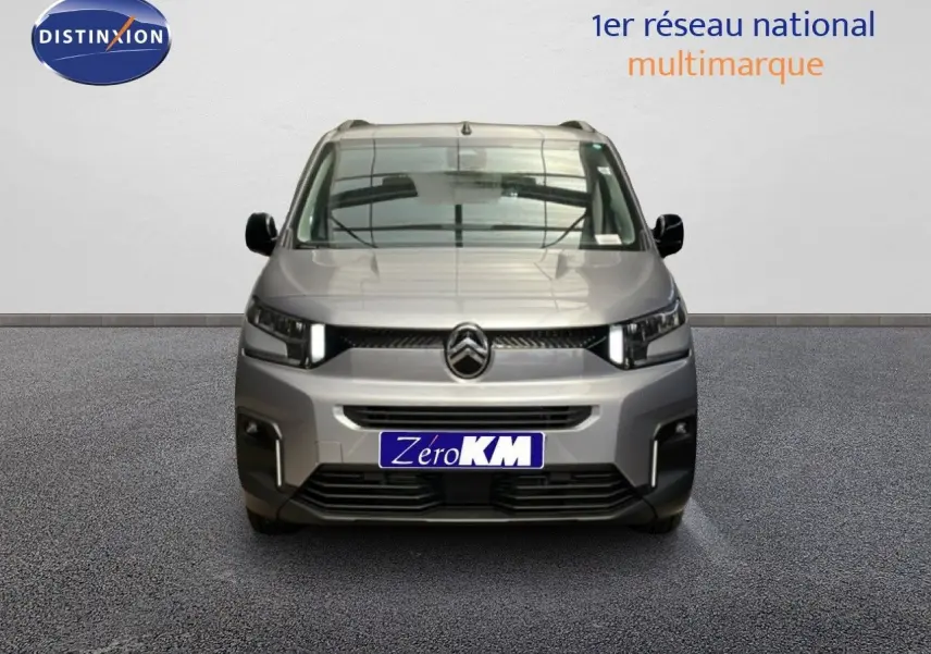 Vue frontale d'un Citroën Berlingo gris Artense métal 2026 avec calandre noire et phares LED allumés.