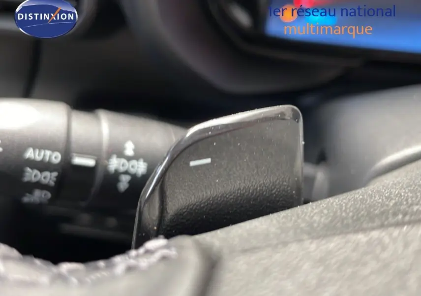 Gros plan sur la palette de changement de vitesse côté droit du volant dans l’habitacle noir du Citroën Berlingo gris 2026.