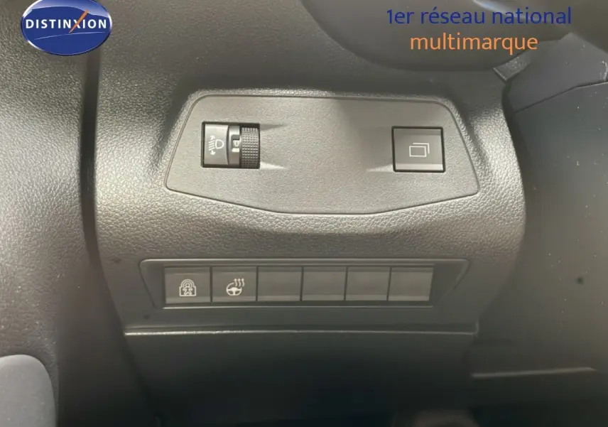 Gros plan sur les commandes de réglage d’éclairage et de sièges chauffants dans l’habitacle noir du Citroën Berlingo 2026.