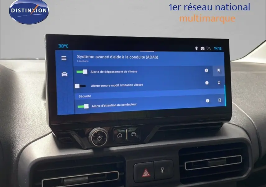 Écran tactile du système d’aide à la conduite sur tableau de bord noir du Citroën Berlingo 2026, intérieur moderne.