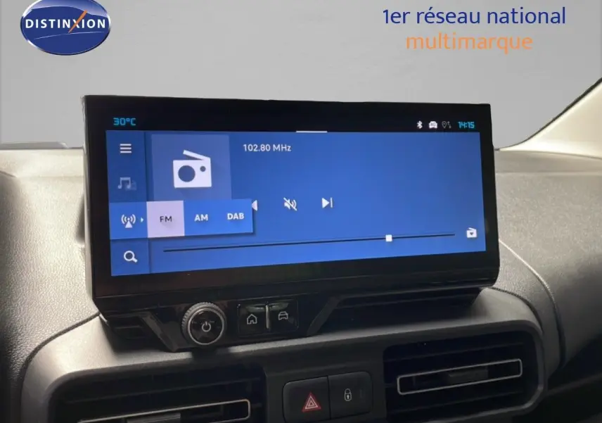 Vue intérieure du tableau de bord du Citroën Berlingo 2026 avec écran tactile central et commandes intégrées.