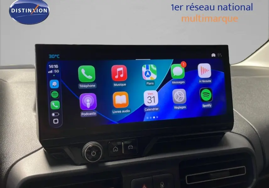 Écran tactile central du tableau de bord du Citroën Berlingo 2026, affichant interface connectée colorée.