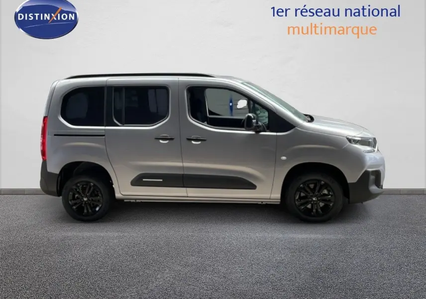 Profil latéral droit du Citroën Berlingo gris Artense métallisé avec jantes noires et vitres teintées.