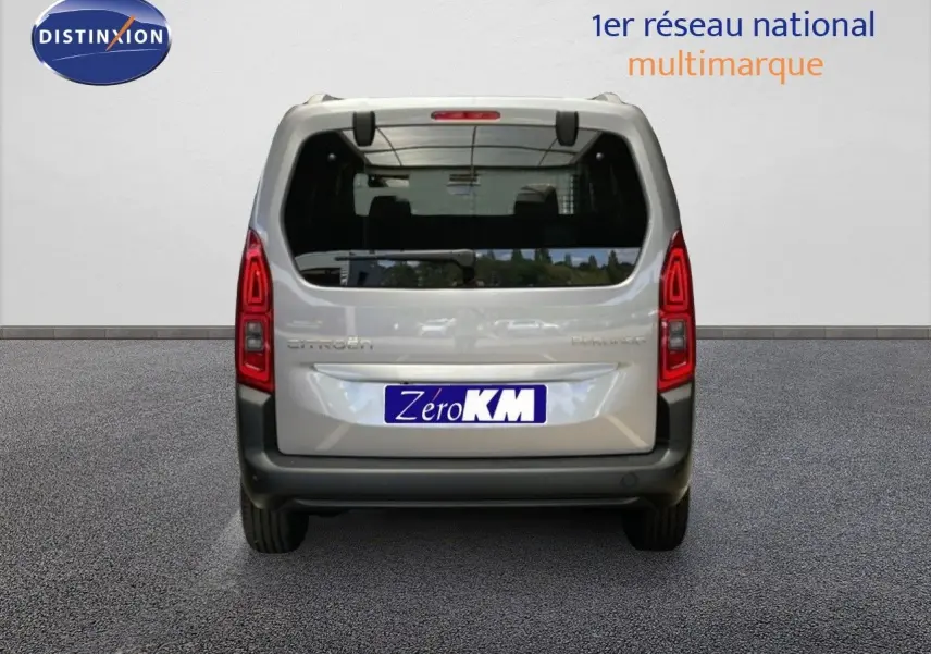 Vue arrière d'un Citroën Berlingo gris Artense métal 2026 avec feux arrière LED et hayon vitré.