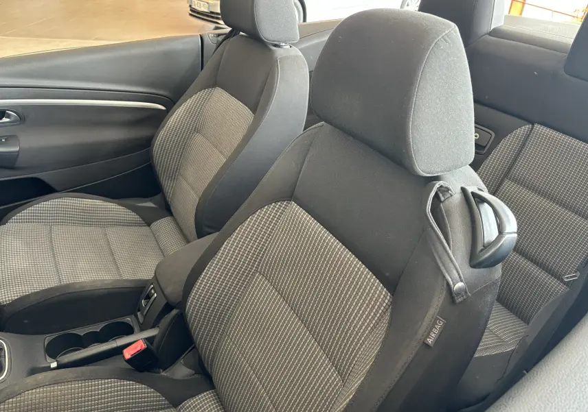 Vue intérieure des sièges avant et arrière du Volkswagen EOS 2008, tissu gris à motifs avec appuie-têtes intégrés.