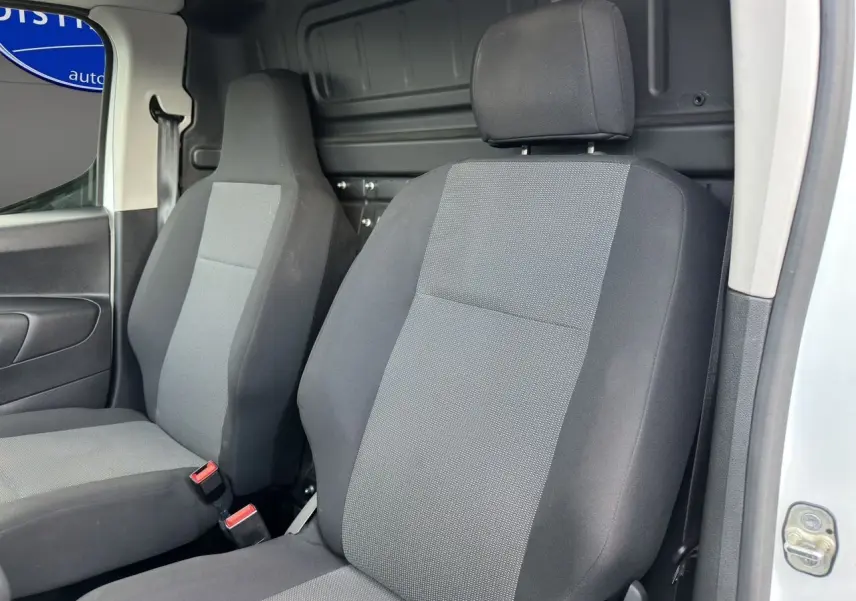Vue intérieure rapprochée des sièges avant gris foncé et clair du Peugeot Partner blanc 2022, version 1000KG BlueHDi 100 Premium.