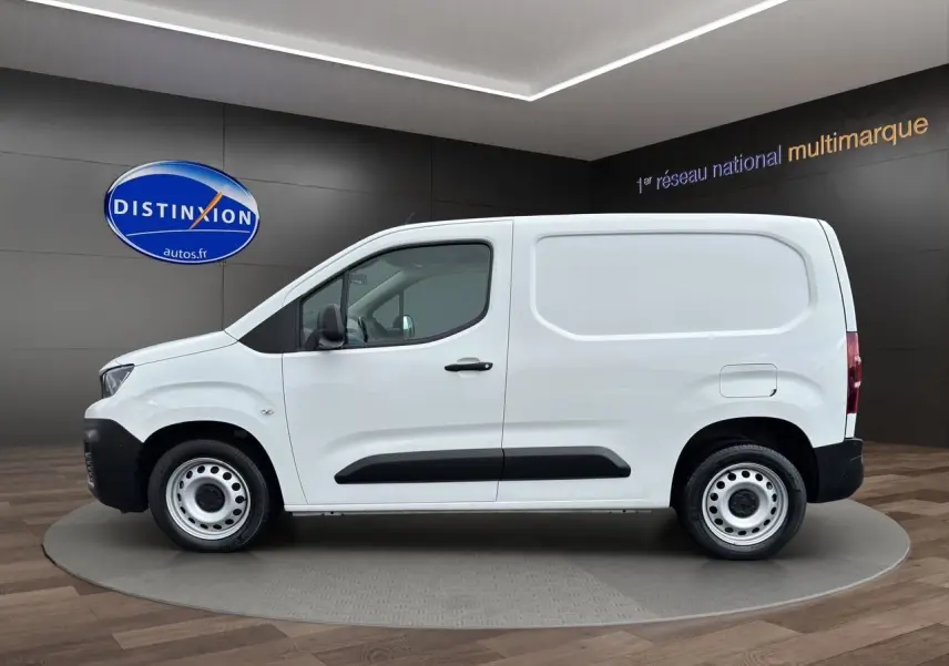 Profil côté gauche d'un utilitaire blanc Peugeot Partner 1000KG BlueHDi 100 Premium, avec protections latérales noires.
