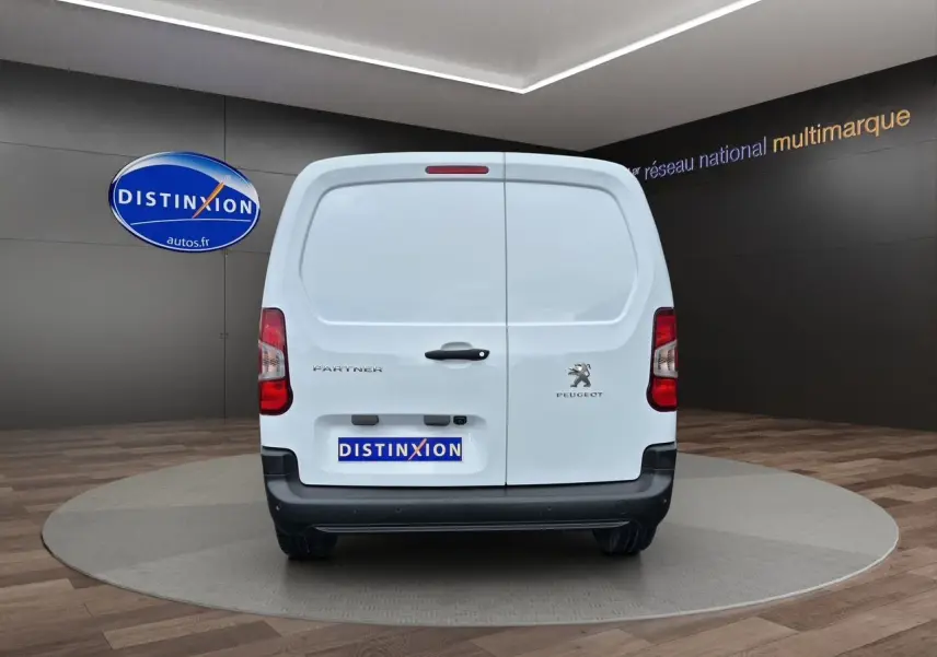 Vue arrière d'un Peugeot Partner blanc 2022, version 1000KG BlueHDi 100 Premium, portes battantes fermées.
